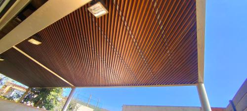 a wooden ceiling in a building with a blue sky at Apartamento Mar&Pol con jardín in Palafrugell
