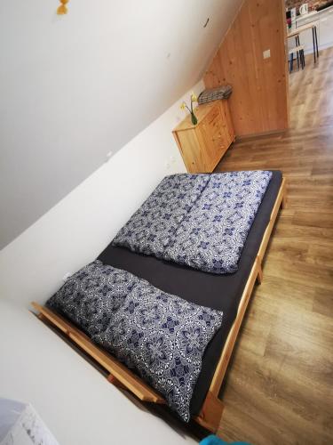 Ένα ή περισσότερα κρεβάτια σε δωμάτιο στο Apartma na KOZOLCU