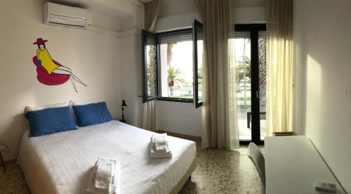 een slaapkamer met een groot bed en een raam bij Eliton in Alghero