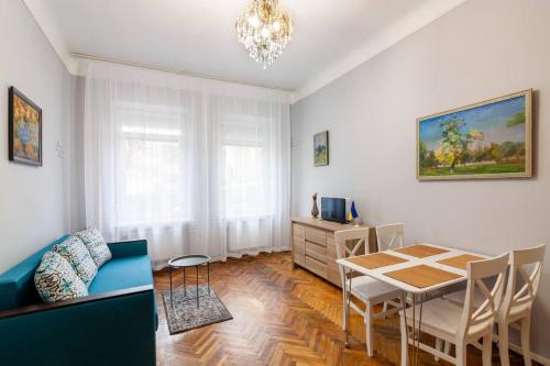 ein Wohnzimmer mit Tisch und ein Esszimmer in der Unterkunft 2 кім квартира подобово на вулиці Ткацькій 8, на 5 осіб - бічна Замарстинівської новобуд Авалон in Lwiw