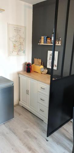 une cuisine avec un comptoir et un plan de travail dans l'établissement Appartement T2 au port, Clim, Fibre, Terrasse, à Saint-Cyprien