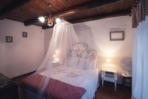 1 dormitorio con 1 cama con mosquitera en Nature & Relax in Tuscany - Fresco 3, en Roccastrada