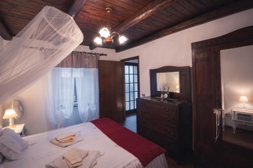1 dormitorio con 1 cama con tocador y espejo en Nature & Relax in Tuscany - Fresco 3, en Roccastrada
