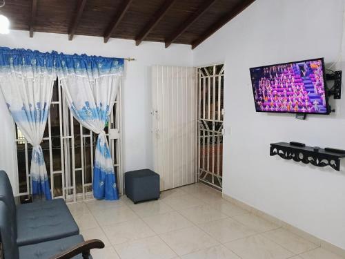 ein Wohnzimmer mit einem TV an der Wand in der Unterkunft Lindo Bariloche in Itagüí