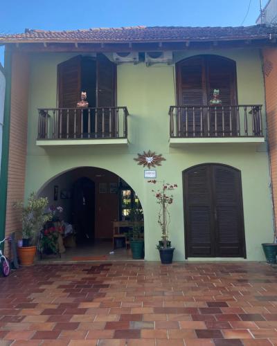 an entry to a building with two balconies and a patio at Hospedaria da Praça in Antonina