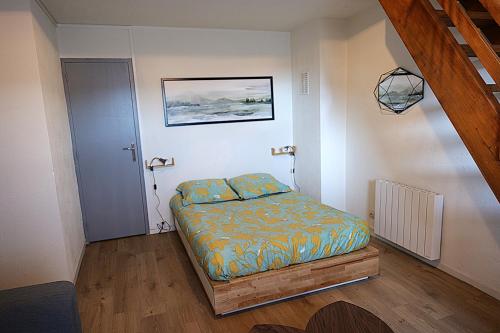 a small bedroom with a bed in a room at Le confort à 2 pas de la gare in Sens