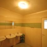 bagno con tre lavandini in una stanza di Hotel Wysoka Brama a Olsztyn