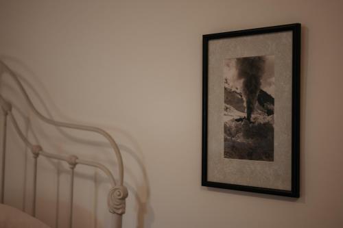 een foto hangend aan een muur naast een bed bij Gable House Bed and Breakfast Inn in Durango