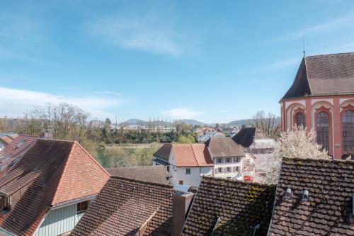 Galería fotográfica de NEU Deluxe Suite Münsterblick, Maisonette, Kingsize Bett, Küche, Netflix, Aussicht, E-Kamin en Bad Säckingen
