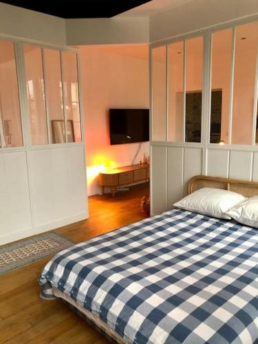 - une chambre avec un lit à damiers bleu et blanc dans l'établissement Bird - Aix-en-Provence Centre, à Aix-en-Provence