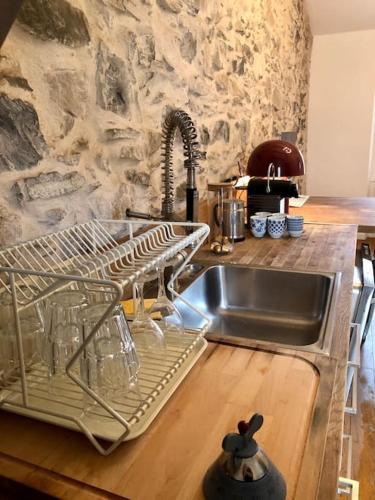 un évier de cuisine avec un égouttoir à vaisselle à côté dans l'établissement Bird - Aix-en-Provence Centre, à Aix-en-Provence