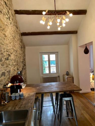 - une cuisine avec une grande table en bois dans l'établissement Bird - Aix-en-Provence Centre, à Aix-en-Provence