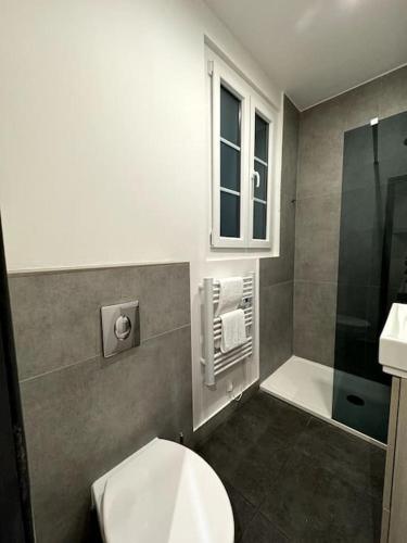 une salle de bain avec des toilettes blanches et une douche dans l'établissement Studio au coeur du Vieux Port avec Clim, à Marseille