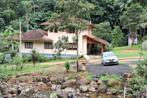 a car parked in front of a house at Sítio Som das Águas in Benedito Novo
