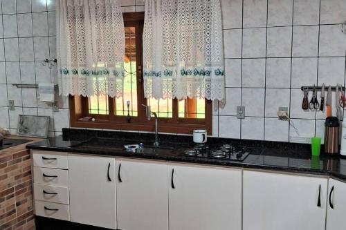 cocina con fregadero y ventana en Sítio Som das Águas, en Benedito Novo