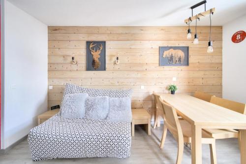 une salle à manger avec une table et une salle à manger en bois dans l'établissement Résidence Plagne Lauze - maeva Home - Studio cosy 4 Personnes - Prestige - super Home MAE-0004, à Mâcot La Plagne