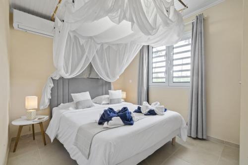 Llit o llits en una habitació de Villa Harmony