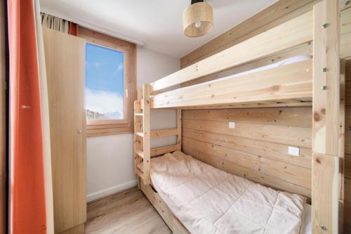 une chambre avec deux lits superposés et une fenêtre dans l'établissement Résidence Plagne Lauze - maeva Home - Studio 4 personnes - Prestige MAE-1944, à Mâcot La Plagne
