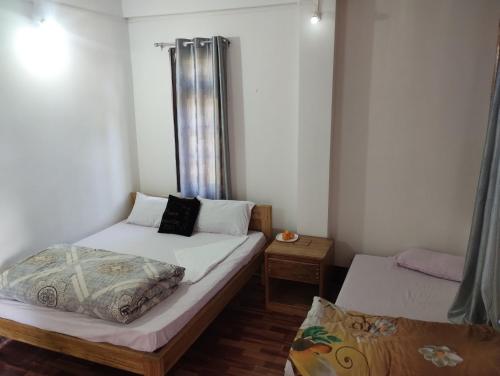 Postel nebo postele na pokoji v ubytování Meera homestay