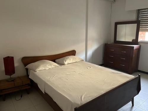 Ένα ή περισσότερα κρεβάτια σε δωμάτιο στο GoSta C.Ville - fonctionnel et tranquille