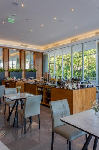 Um restaurante ou outro lugar para comer em Tryp by Wyndham Asuncion