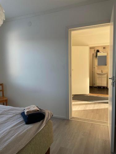 1 dormitorio con cama y espejo grande en Serenity Cottage 2, en Närpiö