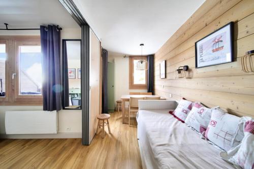 een woonkamer met een bank en een eetkamer bij Résidence Plagne Lauze - maeva Home - Studio 4 personnes - Sélection 804 in Mâcot La Plagne