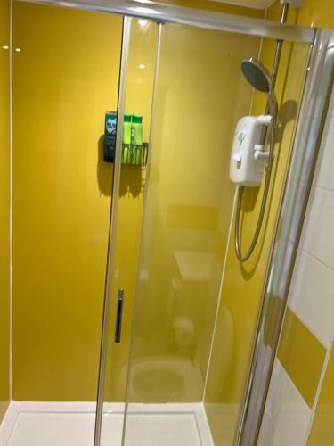 W łazience znajduje się prysznic ze szklanymi drzwiami. w obiekcie New studio balcony apartment in Sheffield w Sheffield