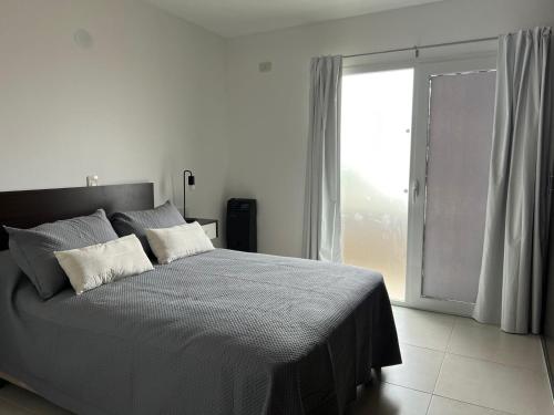 En eller flere senge i et værelse på Apartments Trelew