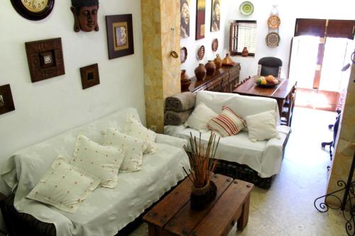 sala de estar con sofá y mesa en Typical Andalusian house in the center of Ronda / Casa típica andaluza en el centro de Ronda., en Ronda