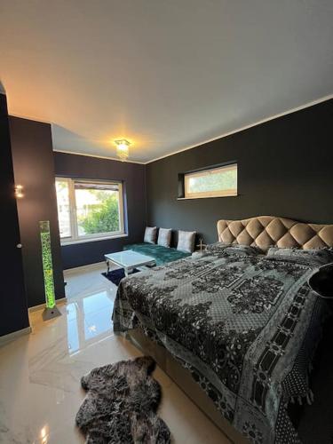- une chambre avec un lit et un salon dans l'établissement Neu Guest Place, à Quickborn