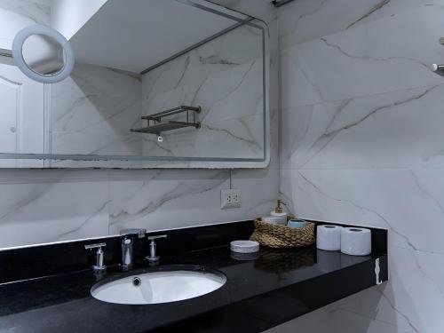 un baño con lavabo y espejo en Apartment in Center of Miraflores, en Lima