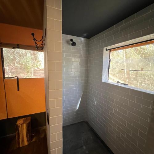 a bathroom with a window and a shower at Rodavento Boutique Hotel & Spa in Valle de Bravo