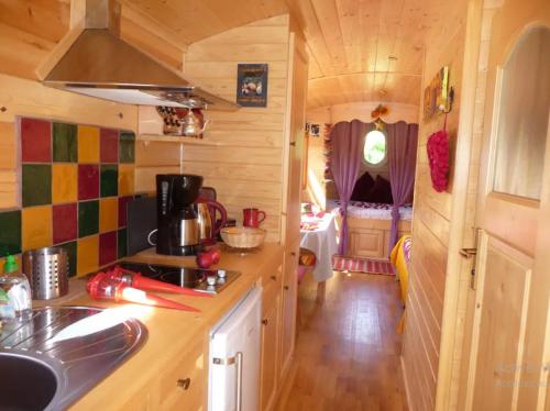 eine Küche mit einer Spüle und einer Arbeitsplatte in der Unterkunft Bungalow d'une chambre avec terrasse amenagee et wifi a Sedeilhac in Franquevielle