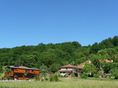 un wagon garé devant une maison dans l'établissement Bungalow charmant près de Sédeilhac avec jardin et terrasse, à Franquevielle