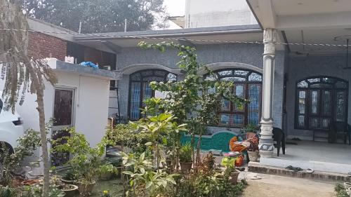 uma casa com um jardim em frente em ARVINDAM VILLA HOMESTAY-THE ESSENCE OF RAMA em Ayodhya