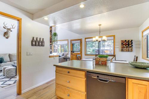 Dapur atau dapur kecil di Pet-Friendly Cabin with Fire Pit in Pinetop!