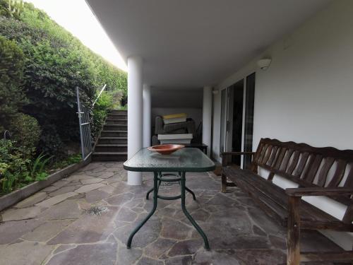 una mesa y un banco en un patio en Alexa's Appartment, en Endingen am Kaiserstuhl