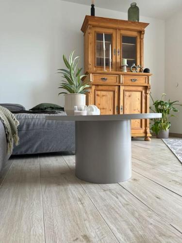 a coffee table in a room with a bed at Erholungszeit zu Zweit in Bretten