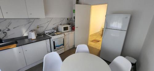 Virtuvė arba virtuvėlė apgyvendinimo įstaigoje Casita a metros del Parque Independencia con garaje incluido