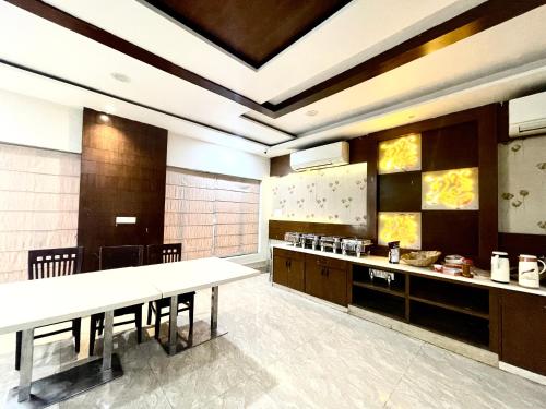 Ett kök eller pentry på HOTEL P PALACE ! VARANASI fully-Air-Conditioned-hotel lift-and-Parking-availability, near Kashi Vishwanath Temple, and Ganga ghat
