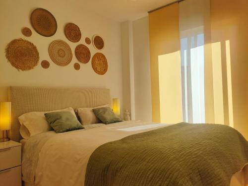 um quarto com uma cama grande e uma janela em Salma em Las Gabias