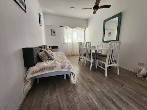 a living room with a table and chairs and a couch at Casita a metros del Parque Independencia con garaje incluido in Rosario