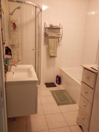une salle de bain avec une baignoire, un lavabo et une douche dans l'établissement Le Saint Roch, à Menton