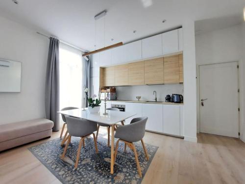 une cuisine avec une table et des chaises dans une pièce dans l'établissement LaCamiHome, à Menton