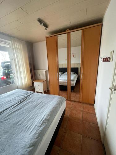 a bedroom with a bed and a room with a bedicterictericter at Vakantiehuisje Martina 17 in Vlissingen