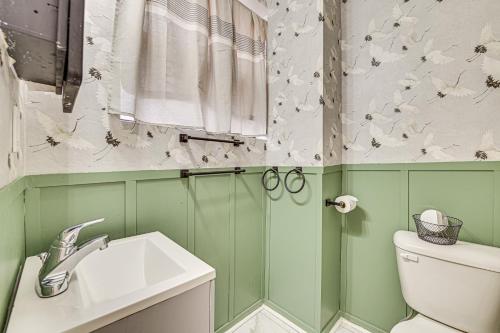 ein Badezimmer mit Waschbecken und Toilette in der Unterkunft Downtown Albany Vacation Rental - Chic and Walkable! in Albany
