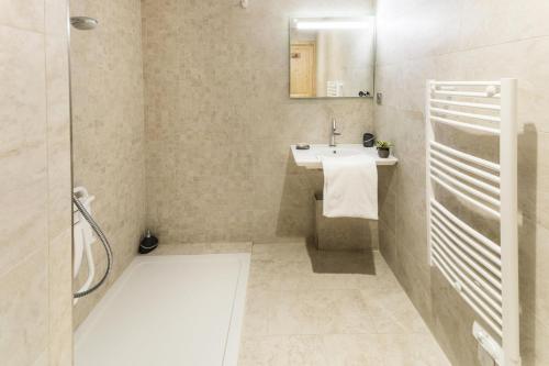 une salle de bain avec un lavabo et une douche dans l'établissement Les Chalets Des Rennes - Appartement moderne 2P4 - Les Chalets Des Rennes MAE-6551, à Vars