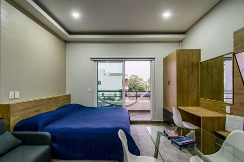 een slaapkamer met een bed en een woonkamer bij Sierra Apartments Estudios en Oaxtepec in Oaxtepec