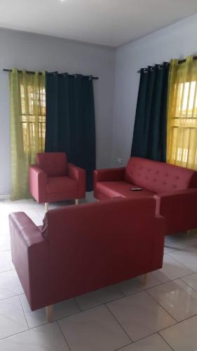 sala de estar con sofá y 2 sillas en SRB apartments en Paramaribo